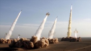 Lanzamiento de misiles de fabricación iraní durante un ejercicio.  