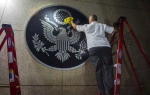 Un trabajador limpia una representación del El Gran Sello de los Estados Unidos en la embajada estadounidense de reciente apertura en La Habana, Cuba, Viernes, 14 de agosto de 2015. (AP / Ramón Espinosa)