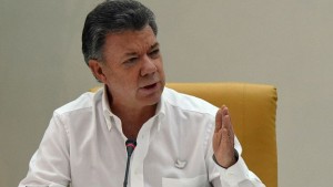 Image copyright AFP Image caption "Nos acercamos a la paz, una paz que no será fácil", dijo Santos.