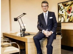 El presidente de la Federación de la Industria Alemana, Ulrich Grillo, quiere disponer de 800 000 trabajadores extranjeros suplementarios en Alemania. Como los acuerdos europeos prohíben esa entrada masiva de mano de obra extranjera, que encuentra además la hostilidad de la opinión pública, Grillo contribuye a poner en escena la «crisis de los refugiados» para obtener una modificación de la reglamentación existente.
