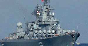 Moscú parece estar enviando un mensaje a Jerusalén completamente diferente: El viernes, 02 de octubre, el Ministerio de Defensa ruso anunció el despliegue sorpresivo de un crucero de la marina de guerra, el Moskva, armado con 64 misiles antiaéreos buques-aire del tipo S-300 misiles frente a la ciudad costera de Latakia, Siria. Foto: Crucero portamisiles Moskvá de la Flota rusa del Mar Negro 