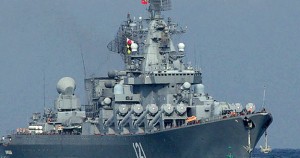 Moscú parece estar enviando un mensaje a Jerusalén completamente diferente: El viernes, 02 de octubre, el Ministerio de Defensa ruso anunció el despliegue sorpresivo de un crucero de la marina de guerra, el Moskva, armado con 64 misiles antiaéreos buques-aire del tipo S-300 misiles frente a la ciudad costera de Latakia, Siria. Foto: Crucero portamisiles Moskvá de la Flota rusa del Mar Negro