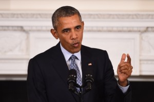 Codigoabierto360.com. El presidente de los EE.UU. —Barack H Obama— decide, unilateralmente y de forma pública desplegar fuerza militares en contra de la voluntad de Damasco —en una muestra evidente de “un acto de guerra” contra el Estado soberano de Siria quien no nos han invitado a intervenir oficialmente . Hagamos un poco de historia: Como parte del Proyecto para el rediseño geopolítico y geoestratégico en el Medio Oriente (Medio Oriente Ampliado)  — elaborado por Ralph Peters, Coronel USA, en el año 2001 y publicado en la revista Parameters de las fuerzas terrestres estadounidenses— EE.UU. conjuntamente con  los Estados de Francia, Inglaterra, Turquía, Qatar, Arabia Saudí, Emiratos e Israel a través de sus operativos regionales de Servicios Especiales comenzaría a desarrollar escalonadamente toda una serie de Operaciones Psicológicas (OPSIS/OPSIC) —de Guerra de Cuarta Generacion con vista a la creación de matrices de opinión pública favorables a este Proyecto— que incluían inicialmente el derrocamiento  del régimen de Saddam Hussein en Irak para continuar con el objetivo táctico-estratégico- en la región mediante una OPSIS conocida por “La Primavera Árabe” —cuyo eje principal de esta OPSIS seria “La Hermandad Musulmana” y su operativo principal el Presidente Mohamed Mursi, ciudadano norteamericano— esta OPSIS serian desarrollada paralelamente con una serie de Operaciones de Falsa Bandera y Operaciones Negra (Black Ops.) cuyo musculo ejecutor   la integrarían las fuerza yihadistas sunníes de al Quaeda y de la ex Guardia Republicana de Irak —actores operativos fundamentales en el derrocamiento y asesinato de Muamar Gadafi en Libia. Solo restaba entonces derrotar a  Bashar al-Assad presidente de la República Árabe de Siria —un país soberano, con un gobierno elegido por su pueblo y quien hasta la fecha no había manifestado hostilidad hacia el gobierno e intereses estadounidenses por lo que el escenario de la guerra asimétrica yihadistas se desplazo hacia Siria dando comienzo a una guerra asimétrica, con las consecuencias hoy internacionalmente conocidas, donde las fuerzas del EI, Al Nusra, ELS , Jaysh al Islam y FIS, no han establecido parte de su Califato en la región es producto de la participación exitosa de las fuerzas armadas de la Federación Rusa a solicitud del gobierno de Damasco.   Asimétrica Foto: (Jim Watson / AFP / Getty Images) 