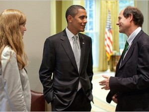 La administración estadounidense está profundamente dividida y son pocos los que obedecen al presidente Barack Obama, más preocupado por elaborar un compromiso entre las diferentes facciones que por imponer su propio punto de vista. Después de haber eliminado el clan Petraeus-Clinton, que saboteaba sus esfuerzos, el presidente descubre que Feltman y Power siguen adelante con sus intrigas. Thierry Meyssan recorre aquí la carrera de la embajadora de Estados Unidos ante la ONU, Samantha Power, y de su marido, Cass Sunstein, profesor de Derecho y teórico de la dictadura suave.