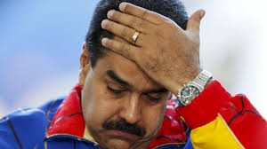 CA360: No admite dudas que, a mayor tiempo de permanencia al frente de la Gerencia Publica, también son mayores su pérdida de capital y desgaste político. Los pueblos se fatigan, y se cansan, no así sus gerentes públicos y líderes Partidistas que tratan por todos medios de mantenerse en el poder. El castigo ciudadano —regularmente y cuando se les permite hacerlo— es votar por sus oponentes. Ello fue lo que ocurrió el pasado 6D en las elecciones de la República Bolivariana de Venezuela —con independencia de que el Partido Socialista Unido de Venezuela (PSUV), demostró que no solo no era inmortal sino que olvido nuestra máxima —como Master en Estrategia Política— de que “para ganar una Campaña de Elección hay que conocer cómo piensa el oponente, atacar sus planes, perturbar sus alianzas y adelantarse a sus tácticas …”. Los Gerentes Públicos y los líderes partidistas, encabezados por el Presidente Nicolás Maduro, a pesar de que sobre ellos no existía ningún supra poder de naturaleza oculta (lobistas e intereses especiales) se descuidaron y confiaron en que su control del Poder Gerencial, su control mediático sobre gran parte de los medios de comunicación y el contar con suficientes fondos de campaña eran tan poderosos que desatendieron de desarrollar una Estrategia de Inteligencia Política de Campo (EIPC) —asi como los periodicos y mandatorios Estimados de Inteligencia Política de Campo (EIPC)— coherente a la situación que en tiempo real que vive el país: los resultados finales de las elecciones son la mejor respuesta. Tampoco tuvieron en cuenta que llegaron al poder por las urnas y no por las armas. Razón tiene Nicolás Maduro (en la foto), Presidente de la República Bolivariana, para sentirse abrumado. A continuación, recomendamos el excelente artículo analítico, breve y conciso, escrito por un amigo y excelente politólogo cubano que esperamos deba servir de enseñanza a sus amigos venezolanos