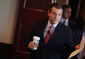 Ted Cruz: Falso y demagogo, así lo califica el Consejo editorial conservador del periódico Wall Street Journal. Cruz, Senador (Rep. Texas) y candidato a la Presidencia de los EE.UU. dice que el papel del WSJ no vale un chelín para  Marco Rubio. El Senador Rep. Texas). presidential candidate Sen. Ted Cruz (R-TX) arrives to speak at the Heritage Foundation December 10, 2015 in Washington, DC. Sen. Cruz spoke on "Securing America's Freedom: Protect, Defend, and Champion American Liberties through a Strong National Defense."  (Photo by Alex Wong/Getty Images)