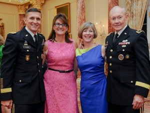 Los generales Michael T. Flynn, ex director de la agencia de inteligencia del Pentágono (DIA), y Martin Dempsey, ex jefe del Estado Mayor Conjunto de Estados Unidos (JCS), posan con sus esposas. Después de haber obedecido en silencio, hoy arremeten contra la influencia de los halcones liberales sobre la Casa Blanca. Para ambos generales, Washington debería actuar como un socio confiable para Moscú, en vez de seguir jugando sucio en Siria y Ucrania. 