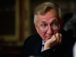 El periodista Seymour Hersh reveló la masacre de My Lay –durante la agresión estadounidense contra Vietnam– así como las torturas que practicaban los militares de Estados Unidos en la cárcel de Abu Ghraib –durante la invasión de Irak. Después de haber trabajado en el New York Times, y posteriormente en el New Yorker, este periodista estadounidense ya no logra publicar sus trabajos en la prensa de su propio país y funge como colaborador de la London Review of Books.