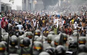 Maduro le correspondió sucederle, en el 2013, a Chávez, y a la muerte de este, unos meses después, ganar una elección presidencial 50.61 % contra 49,12 evidenciando ya la señal de grieta y fatiga política dentro de las filas chavistas, lo que fue bien interpretado por sus opositores como indicativo de que si antes de las elecciones parlamentarias del 2015 lograban desestabilizar el modelo chavista a través de focos de protestas sociales c/p Guarimbas, de reto público en las calles de Caracas, la presentación de un icono político opositor que atrajera multitudes, Leopoldo López, movilizaciones de decenas de miles de contrarios venezolanos por las calles de la propia capital, etc. podrían tener una mejor posibilidad de tomar por las urnas el poder legislativo.