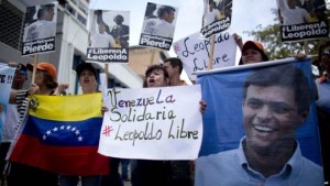 Todo indica que la Mesa de la Unidad Democrática cuenta con un amplio apoyo y respaldo popular para promover la remoción de Maduro—el país tiene registrados 19 millones 496 mil 296 votantes, de ellos 7.707.422 eligieron a favor de la oposición contra 5.599.025 que recibió el gobernante Partido Socialista Unido de Venezuela (PSUV) lo que otorgó una amplia mayoría de 112 diputados contra 55 socialistas— estableciéndose una fecha para nuevas elecciones las que ganaría ampliamente el candidato de la oposición, de seguro, Leopoldo López.
