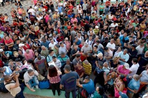 "...Muchos jóvenes, por motivos económicos, tuvieron que emigrar. Se esta perdiendo su intelectualidad y los recursos invertidos en su calificación. Por otra parte, se trata de jóvenes en edad fértil, se van para Estados Unidos, España, Italia, y (sus hijos) nacen españoles, italianos. Se está teniendo una regresión también en crecimiento demográfico..." Alexander Paunov, Secretario General del Partido Comunista Búlgaro.Un nutrido grupo de migrantes cubanos alojados en un campamento de La Cruz, en la frontera norte de Costa Rica, se concentra para escuchar las instrucciones ...