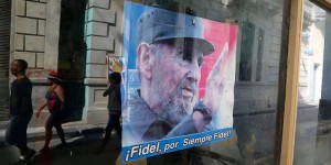 En abril deberá perfilarse el futuro líder político de la isla. Los 'nacidos con la Revolución' se abren paso, un grupo en el que militan las mayores promesas del sistema... y sus principales decepciones. Foto: Imágenes de Fidel Castro a la venta en una tienda de recuerdos de La Habana, el 14 de abril de 2010. (Reuters)