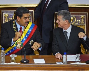 El presidente de Venezuela, Nicolás Maduro (L) y el altavoz Henry Ramos Allup Asamblea Nacional durante el informe anual del presidente en la Asamblea Nacional de Jan. 15. (Juan Barreto / AFP / Getty Images)