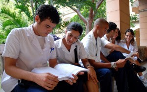 Jóvenes de segundo año de medicina estudian en el pasillo del Instituto de Ciencias Básicas y Preclínicas "Victoria de Girón". Jueves 11 de Octubre de 2007, Playa, Ciudad Habana, Cuba. Foto: Calixto N. Llanes/Juventud Rebelde