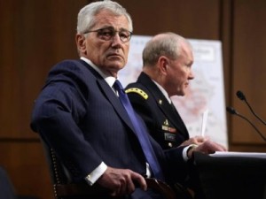 Protegido hasta que el secretario de Defensa Chuck Hagel (en primer plano en la foto) presentó su propia dimisión, el general Martin Dempsey (en segundo plano) organizó la rebelión de los generales del Estado Mayor Conjunto ante las contradicciones de la Casa Blanca. 