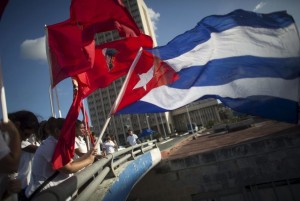 Estudiantes ondean banderas cubanas durante una ceremonia en La Habana. (Reuters)