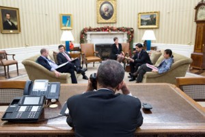 Barack Obama habla con el presidente cubano Raúl Castro desde la Oficina Oval el 16 de diciembre de 2014. Foto de la Casa Blanca por Pete Souza.  