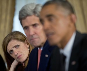 El embajador estadounidense en el Poder Samantha Naciones Unidas (izquierda) y el Secretario de Estado John Kerry (centro) escuchan mientras Obama habla sobre la epidemia de Ébola en septiembre de 2014. (Pablo Martínez Monsivais / AP)Secretary of State John Kerry, center, listen as President Barack Obama speaks during a bilateral meeting to discuss the Ebola epidemic with Ethiopian President Hailemariam Desalegn, Thursday, Sept. 25, 2014 in New York. (AP Photo/Pablo Martinez Monsivais)