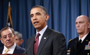 Leon Panetta (izquierda) asiste a una conferencia de prensa sobre la estrategia militar en enero de 2012. Panetta, entonces secretario de Defensa de Obama, ha criticado el hecho de que el presidente de hacer cumplir la línea roja sirio. (Aharaz N. Ghanbari / AP)