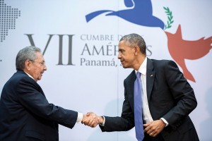 Obama y el presidente cubano Raúl Castro en la Cumbre de las Américas en la primavera pasada (Pete Souza / Casa Blanca)