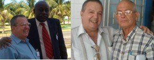 El Dr. José R. Alfonso y Víctor E. Dreke Cruz, Coronel (r) de las Fuerzas Armadas Revolucionarias (FAR) de la Republica de Cuba, ex Embajador Extraordinario y Plenipotenciario de ese país ante el gobierno de la Republica de Guinea Ecuatorial. A la derechael Dr. Alfonso junto al Reverendo Raúl Suárez , ex Presidente del Concilio Ecuménico de Iglesias Evangélicas de Cuba. Foto: Cortesía de CODIGOABIERTO360.