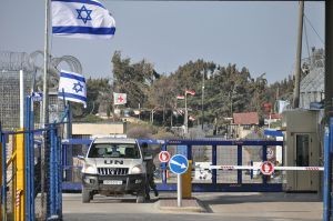 Miles de millones de barriles de petróleo se han descubierto en los Altos del Golán ocupados por Israel, y este descubrimiento en esencia podría convertir al estado hebreo en independiente durante muchas décadas. Estamos hablando de un yacimiento mucho más fácil de explotar que el gigantesco yacimiento gasístico submarino Leviathán. Esta zona está en posesión de Israel después de que se la arrebatara a Siria durante la Guerra de los Seis Días de 1967. El gobierno de Israel considera que los Altos del Golán ahora son parte del territorio israelí, pero las Naciones Unidas no reconoce las reclamaciones de Israel. La ONU aún reconoce la soberanía siria sobre esa área.