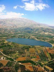 El Golán es rico en agua, un bien especialmente escaso y valioso en Oriente Medio. La zona posee acuíferos cruciales para el mantenimiento y desarrollo de la población en la región.