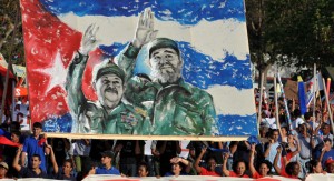Durante una celebración del Primero de Mayo de 2009, los cubanos llevan una pancarta con que representa Fidel Castro y su hermano, el presidente Raúl Castro. | AFP / Getty