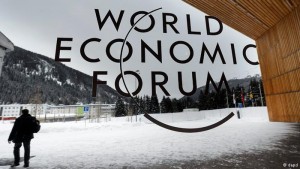 FORO DE DAVOS: CUATRO DÍAS PARA CAMBIAR AL MUNDO La crème de la crème Durante el Foro Económico Mundial que se celebra cada año, la pequeña localidad de Davos concentra a figuras de gran poder e influencia. Debaten acerca de asuntos de importancia global con la finalidad de "mejorar el estado del mundo", según la declaración de principios del foro. La prensa acude con gran interés.