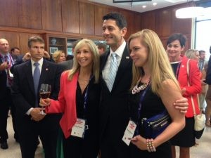 Presidente de la Cámara Paul Ryan (R-Wisc.) Posa con dos empleados de Pfizer, uno de los muchos patrocinadores de la industria farmacéutica de una recaudación de fondos RSLC evento en Cleveland. (Foto: Ashley Balcerzak, OpenSecrets.org)