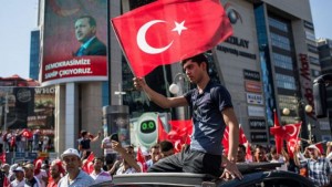 Los militares golpista no tuvieron en cuenta que Erdogan goza de una amplia simpatía y apoyo entre la población musulmana de su país y de La Hermandad Musulmana en base a ello pidió a su gente que salieran a las calles de Ankara y Estambul a enfrentarse al golpe militar. Y eso fue lo que sucedio.
