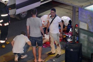 servicios de rescate turcos ayudan a una persona herida fuera del aeropuerto de Ataturk en Estambul, martes, 28 de junio de 2016. Dos explosiones han sacudido el aeropuerto Ataturk de Estambul, matando a varias personas e hiriendo a otros, dijo el martes el ministro de Justicia de Turquía y otro funcionario. Un funcionario turco dice que dos atacantes han hecho estallar en el aeropuerto después la policía disparó contra ellos. El funcionario dijo que los atacantes detonaron los explosivos en la entrada de la terminal internacional antes de entrar en el control de seguridad de rayos x. (Ismail Coskun, a través de la IHA AP) pavo