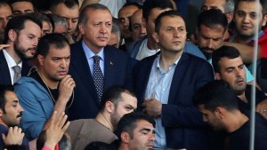 Erdogan está en pie de guerra. Él cree que tiene carta blanca para atacar enemigos en casa y tal vez también en el extranjero. Turquía ya tiene el alta proporción per cápita de los periodistas encarcelados. Esperan prisiones a ser más lleno de gente. El peligro es que la sociedad turca sigue dividida. Erdogan nunca ha ganado más del 50% de los votos.