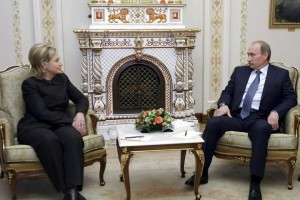 Codigoabierto360.com: Hillary Clinton —una" halcón neoliberal"— nunca ha ocultado su desdén por el presidente ruso, Vladimir Putin. Por ello en nuestra opinión profesional —en coincidencia con la de algunos expertos en ciberseguridad y oficiales de la Comunidad de Inteligencia estadounidense— una red de espionaje y análisis de intercepción de comunicaciones electrónicas (Inteligencia de señales o Signals Intelligence, en ingles, bajo el acrónimo de SIGINT) de los Servicios Especiales de la Federación Rusia fueron los responsables de la  intercepción de los correos electrónicos del Comité Nacional Demócrata Inteligencia “sensitiva” que permitió al presidente, Vladimir Putin, "filtrarlos" mediaticamente como una Medidad Activa de doble propósito: “pasar cuentas” a Hillary Clinton —la candidata a la presidencia  durante la Convención Demócrata— por su desdén a través de una Operación Psicológica Mediática (OPSIS) en plena Convención Demócrata; y a su vez mostrar la capacidad y fuerza en intercepción de comunicaciones electrónicas con la que cuenta su país. Foto: Cortesía de WENN.com