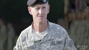 su apoyo sin reservas a la recomendación radical del General McChrystal dificultó que Obama eligiera una opción más moderada (posteriormente, Obama destituiría a McChrystal después de que sus asistentes hicieran comentarios despectivos sobre casi todos los miembros de su gabinete de guerra a la revista Rolling Stone; Clinton fue la excepción. “Hillary apoyó a Stan”, dijo al reportero Michael Hastings, uno de los asistentes de McChrystal).