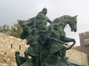 Los kurdos forman parte integrante de la nación y la sociedad sirias. Esta foto muestra la estatua del general Saladino El Magnífico, a la entrada de la milenaria Ciudadela de Damasco. Héroe histórico de la defensa contra los cruzados, el general kurdo Saladino liberó Damasco en 1174 y fundó la dinastía árabe de los Ayubidas.
