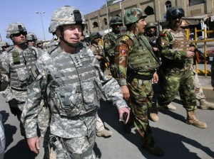 “A ella le caen bien los impacientes: McChrystal, Petraeus, Keane”, comentó uno de sus asistentes. “Los que son verdaderos hombres militares, no estos generales de tres estrellas retirados que aceptan trabajos civiles”.BAGHDAD, IRAQ - MARCH 03:  US General David Petraeus (L) walks with his entouage in the Shorja market area while on foot patrol to meet shopkeepers and other Iraqis  March 3, 2007 in the downtown area of Baghdad, Iraq. General Petraeus is implementing a new plan for the American effort in Iraq, which relies heavily on frequent contact with normal Iraqis in the streets.  (Photo by Chris Hondros/Getty Images) *** Local Caption *** David Petraeus