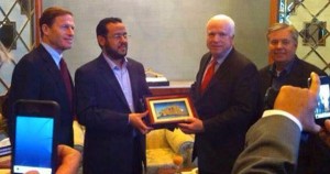 De izquierda a derecha - CT senador Richard Bumenthal, ISIS comandante Abdelhakim Belhadj, AZ senador John McCain, el senador Lindsey Graham, Carolina del Sur