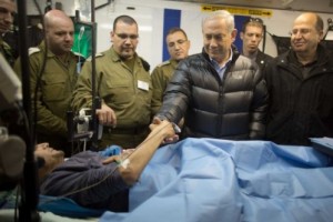 El primer ministro israelí Benyamin Netanyahu incluso se retrató con algunos de los 500 yihadistas heridos que recibieron atención médica en el Ziv Medical Center de Israel.