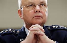 general de cuatro estrellas de la Fuerza Aérea de Estados Unidos, Michael Hayden (ret.) levantó dudas el miércoles sobre la capacidad de Trump de entender el funcionamiento de la inteligencia. El general Hayden, que dirigió la Agencia Nacional de Seguridad y la Agencia Central de Inteligencia en virtud de las administraciones de Bill Clinton y George W. Bush, dijo a CBS que Trump ganó las elecciones presidenciales del martes por "mostrar ira [y] siendo acusatorio". Estas son cualidades que son "muy ajenas a la forma en que funciona la inteligencia" y no encajan "en la imagen de la inteligencia", dijo.