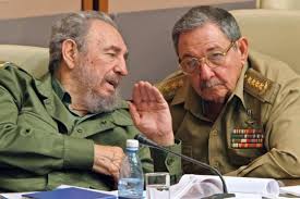 Durante los últimos diez años, las reformas de Raúl Castro contaron con el respaldo del comandante Fidel. En 2010, el líder máximo de la Revolución Cubana confesó públicamente que el modelo construido por él mismo ya no servía para Cuba. Ese espaldarazo fue clave en un momento en el que se especulaba con diferencias políticas entre los hermanos. Sirvió para que el nuevo presidente se consolidara en el poder, creando un proyecto propio, además de un equipo de personas para llevarlo adelante y hacerse cargo del país en 2018.