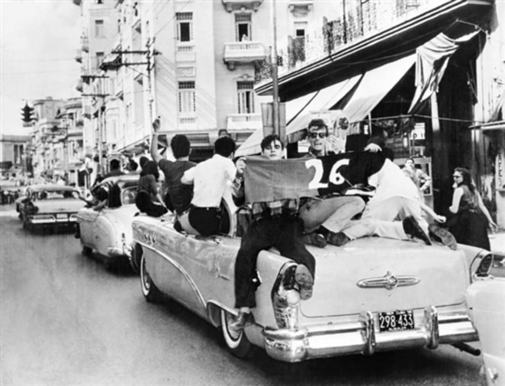 Es importante recordar que Cuba pasó por un proceso revolucionario en dos etapas: la primera de ellas una lucha insurreccional en la década del cincuenta, en la cual la sociedad civil completa se convirtió en escenario de subversión,